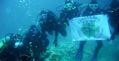 RECORD MONDIALE DI CATENA UMANA SUBACQUEA